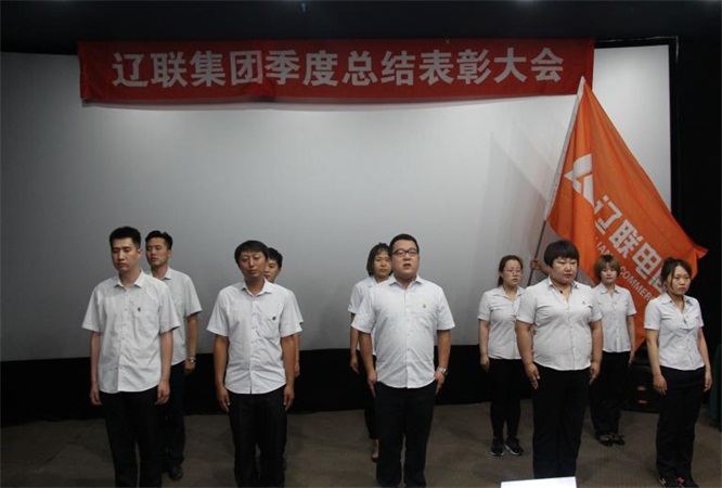 “充斥青春的高慢，为妄想奋力前杏妆
